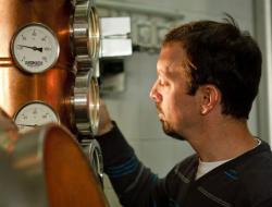 Einstellen der Glockenböden der Verstärkerkolonne des Brennkessels
